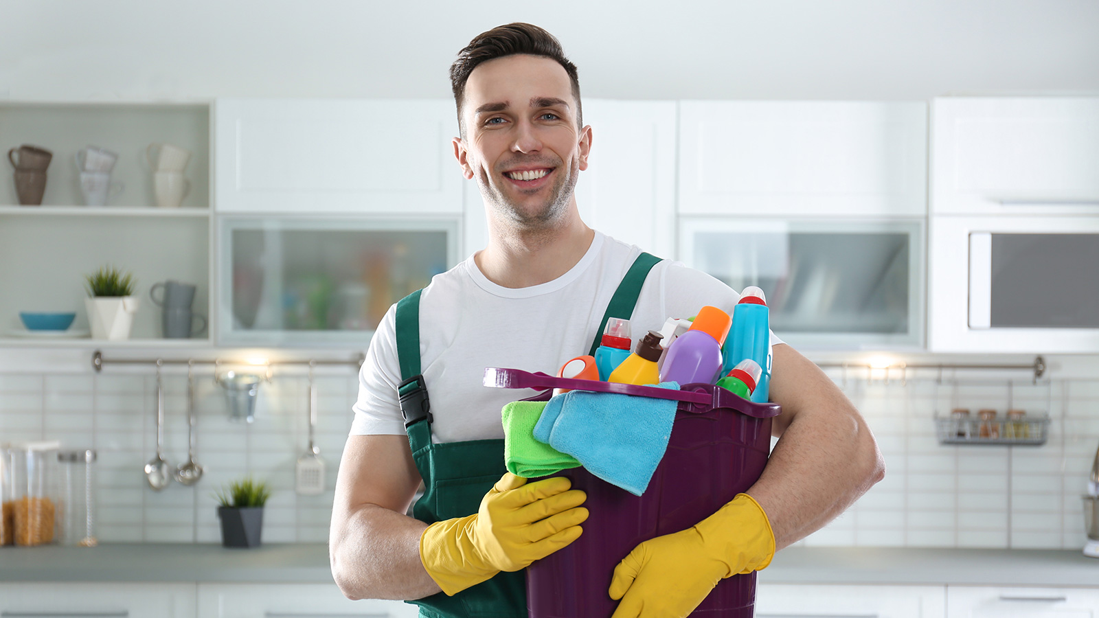 ragazzo con prodotti per le pulizie